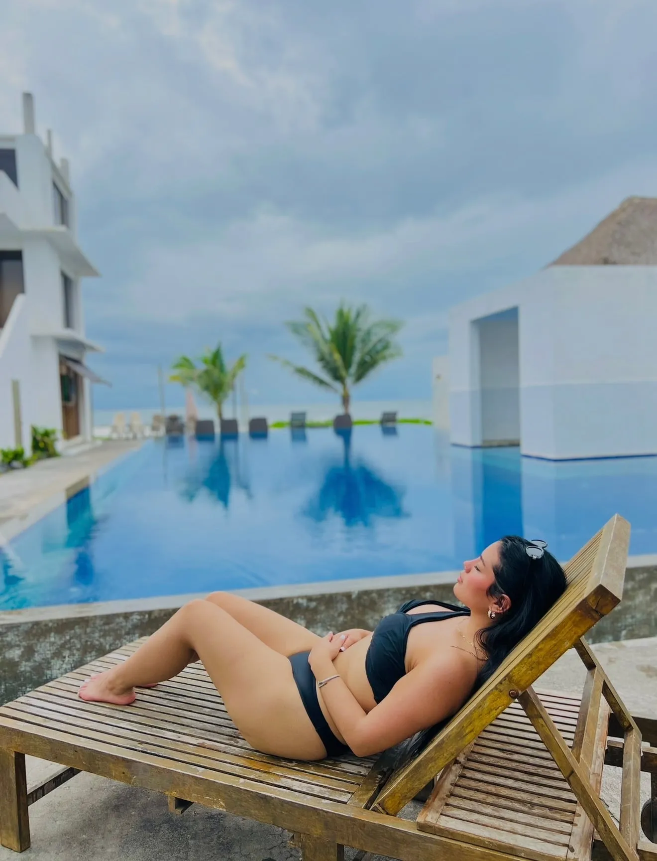 Área de descanso junto a la piscina
