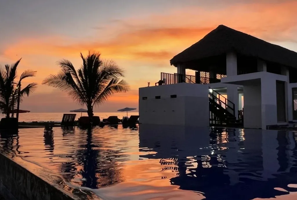 Atardecer en la piscina infinita de Hotel Maya Jade frente al mar, Playa El Rosario, Monterrico