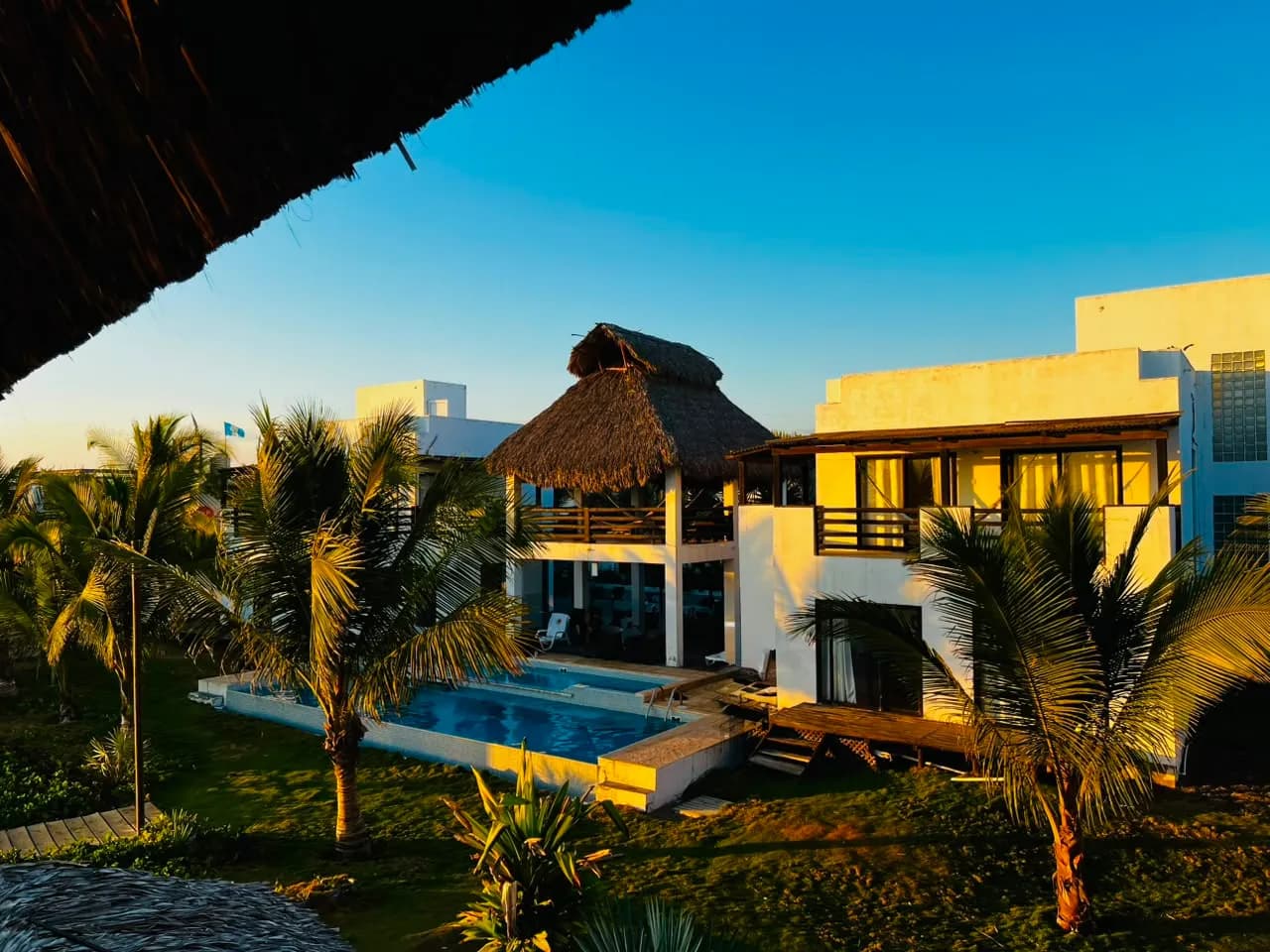 Villas frente al mar al atardecer
